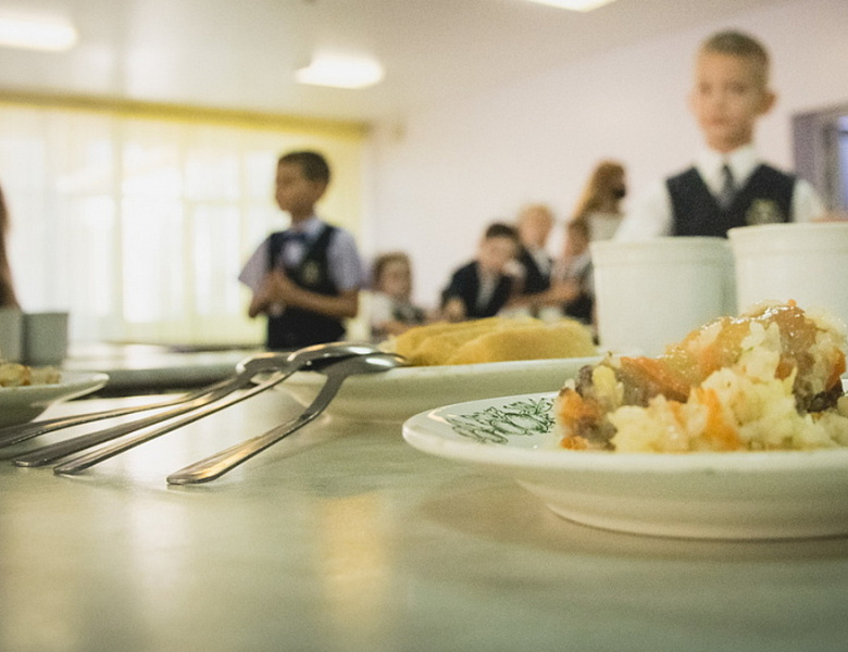 Работает горячая линия по вопросам организации школьного питания