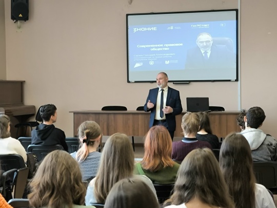 4 сентября Уполномоченный по правам ребёнка в Республике Карелия Геннадий Сараев провёл лекцию для первокурсников Института иностранных языков ПетрГУ.