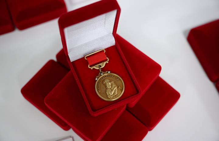 30 ноября, в День матери, Уполномоченный по правам ребёнка в Республике Карелия принял участие в торжественной церемонии награждения матерей участников специальной военной операции.