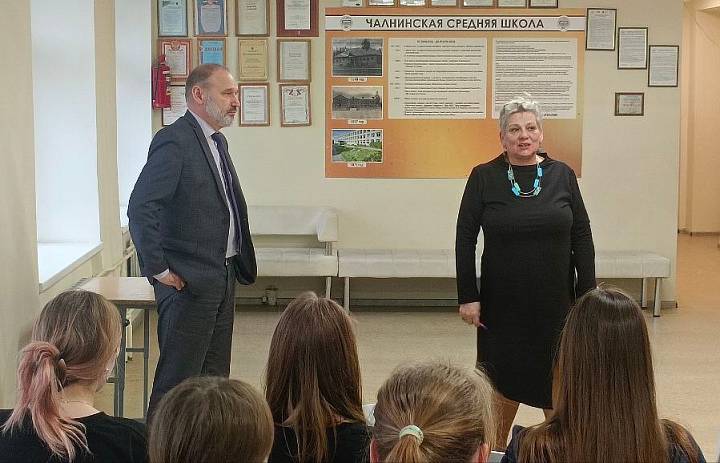 13 ноября Уполномоченный по правам ребёнка в Республике Карелия провёл встречу со старшеклассниками Чалнинской школы в формате «100 вопросов взрослому».