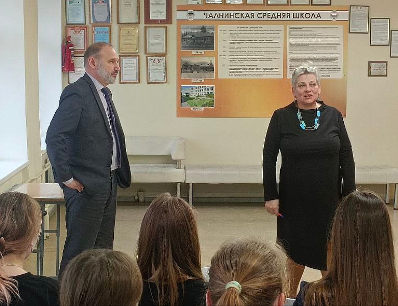 13 ноября Уполномоченный по правам ребёнка в Республике Карелия провёл встречу со старшеклассниками Чалнинской школы в формате «100 вопросов взрослому».