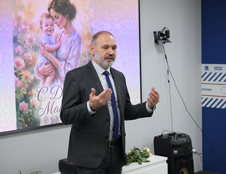 30 ноября, в День матери, Уполномоченный по правам ребёнка в Республике Карелия принял участие в торжественной церемонии награждения матерей участников специальной военной операции.