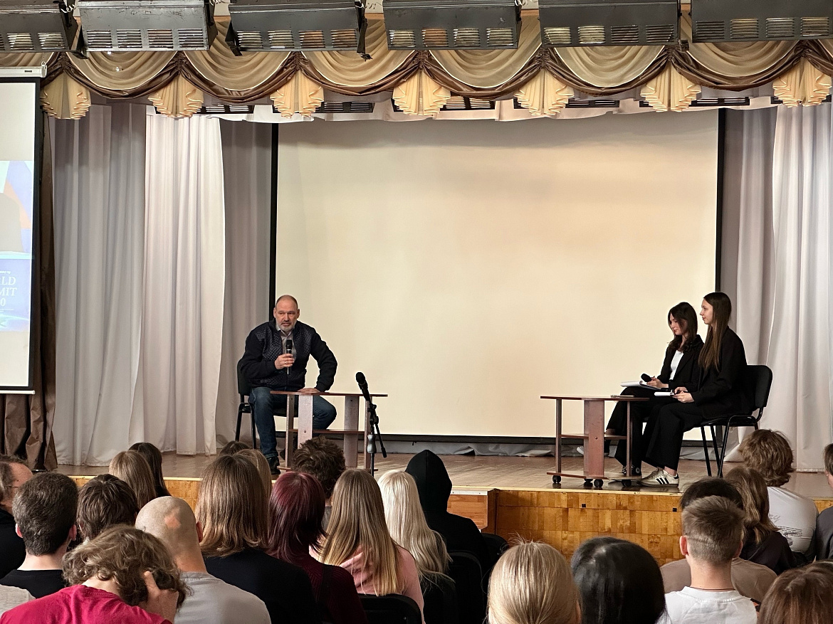 13 апреля Уполномоченный по правам ребёнка в Республике Карелия принял участие в проекте «100 вопросов взрослому», который прошёл в 40 лицее города Петрозаводска.