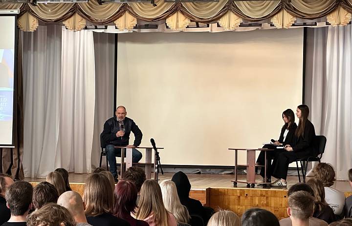 13 апреля Уполномоченный по правам ребёнка в Республике Карелия принял участие в проекте «100 вопросов взрослому», который прошёл в 40 лицее города Петрозаводска.