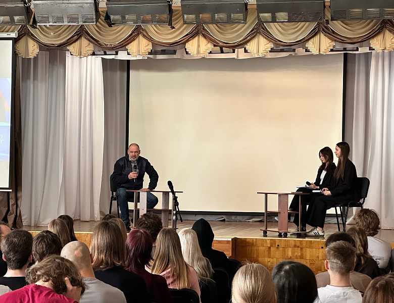 13 апреля Уполномоченный по правам ребёнка в Республике Карелия принял участие в проекте «100 вопросов взрослому», который прошёл в 40 лицее города Петрозаводска.