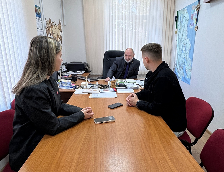 В рамках развития проекта Форум молодёжной дипломатии «Умей дружить!» Уполномоченный по правам ребёнка в Республике Карелия Геннадий Сараев встретился с руководителем регионального отделения Движение Первых | Республика Карелия и автором проекта.