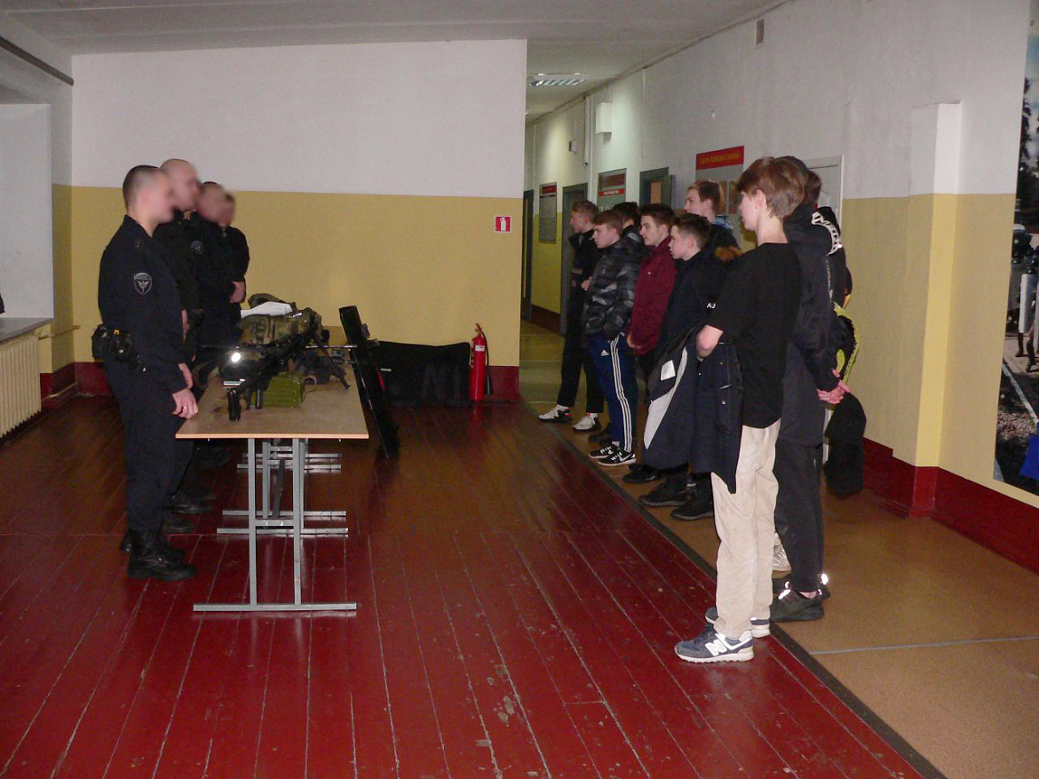 Петрозаводские школьники посетили пункт постоянной дислокации карельского ОМОН 