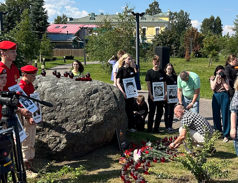 Уполномоченный по правам ребёнка в Республике Карелия принял участие в памятной акции в преддверии Дня памяти детей – жертв войны в Донбассе.