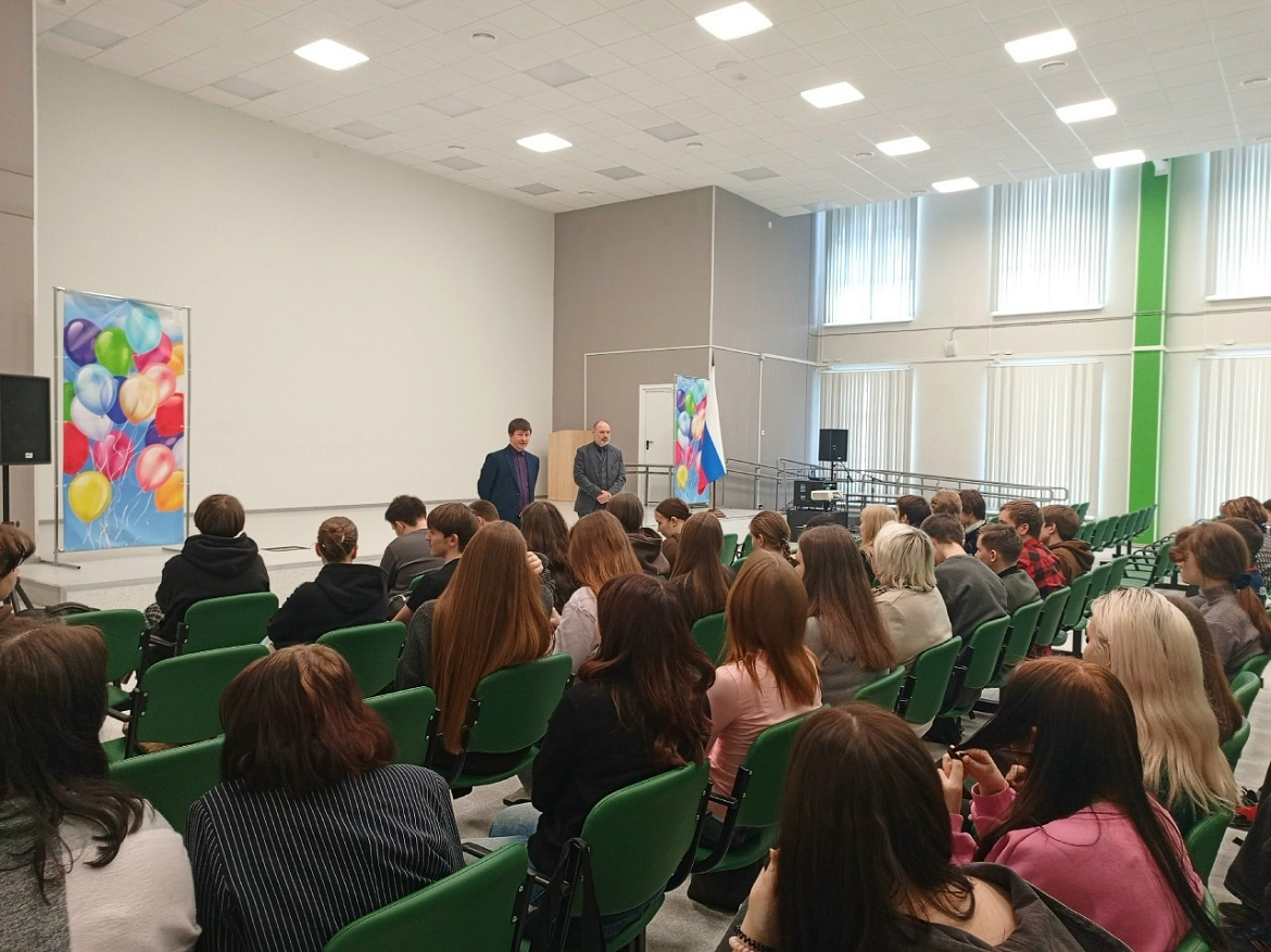 5 февраля Уполномоченный по правам ребёнка в Республике Карелия провёл встречу с обучающимися 10 и 11 классов Суоярвской средней школы им Ф.А. ШЕЛЬШАКОВА по теме профилактики экстремизма и терроризма среди молодёжи.