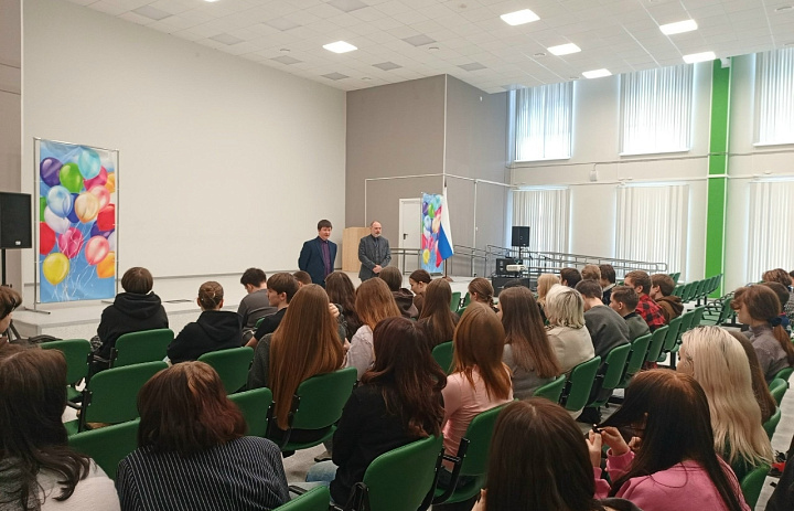 5 февраля Уполномоченный по правам ребёнка в Республике Карелия провёл встречу с обучающимися 10 и 11 классов Суоярвской средней школы им Ф.А. ШЕЛЬШАКОВА по теме профилактики экстремизма и терроризма среди молодёжи.