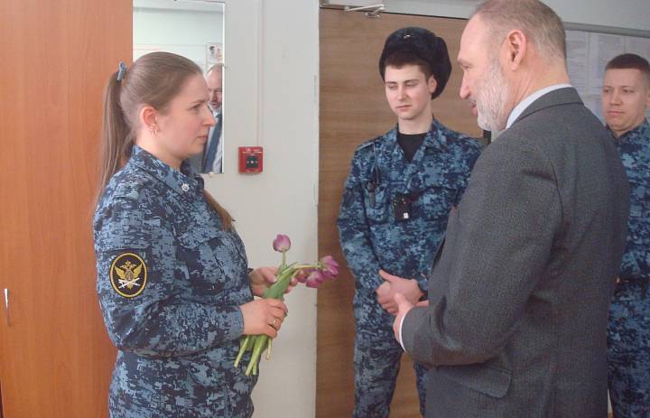 УПОЛНОМОЧЕННЫЙ ПО ПРАВАМ РЕБЕНКА В РЕСПУБЛИКЕ КАРЕЛИЯ ПОЗДРАВИЛ С МЕЖДУНАРОДНЫМ ЖЕНСКИМ ДНЕМ СОТРУДНИЦ СИЗО И ЖЕНЩИН, СОДЕРЖАЩИХСЯ ПОД СТРАЖЕЙ