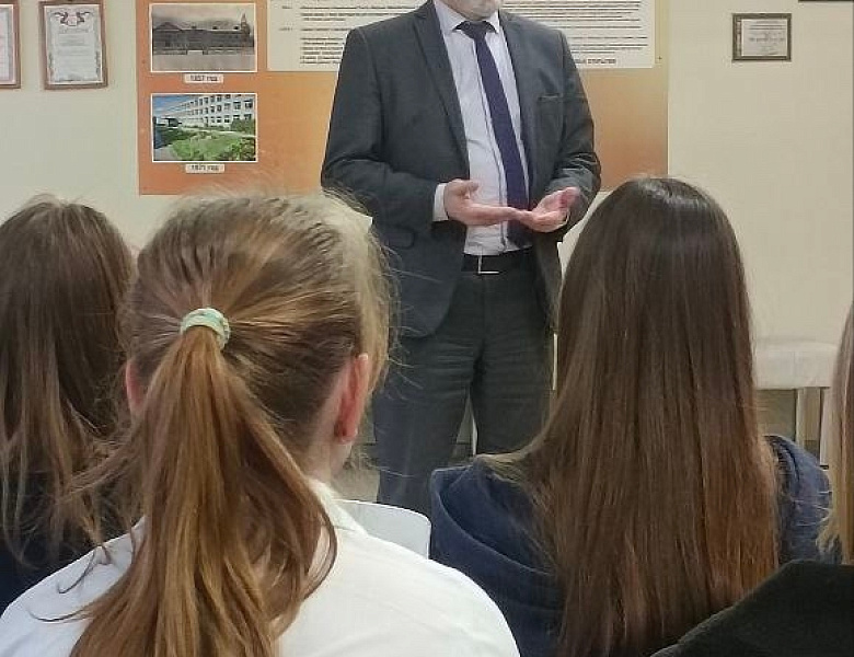 13 ноября Уполномоченный по правам ребёнка в Республике Карелия провёл встречу со старшеклассниками Чалнинской школы в формате «100 вопросов взрослому».