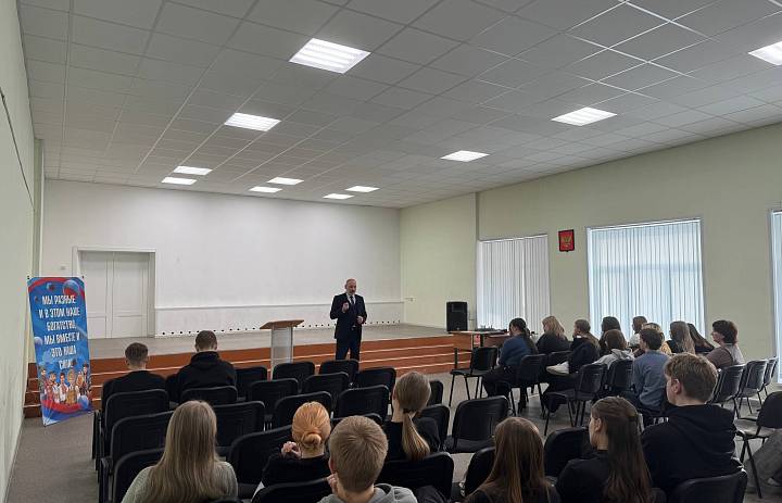 В рамках своей командировки на север Карелии, Уполномоченный по правам ребёнка в Республике Карелия также посетил школу в посёлке Боровой Калевальского национального района, где встретился со старшеклассниками и педагогами школы.