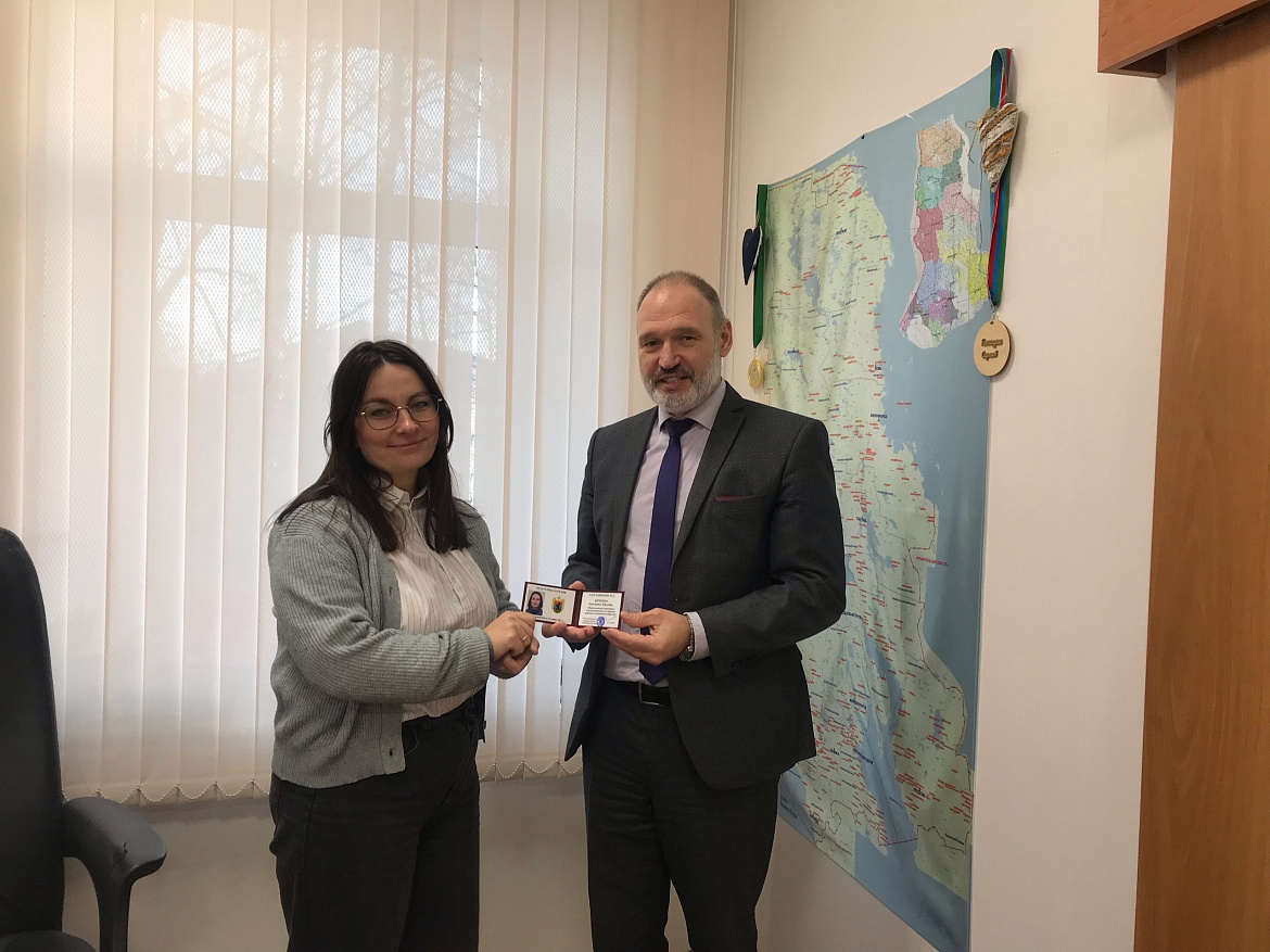 Уполномоченный по правам ребёнка в Республике Карелия вручил удостоверение общественного помощника Екатерине Юрченко.