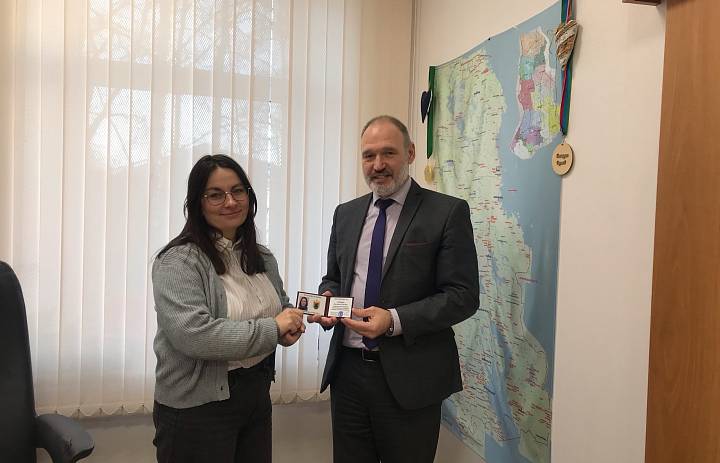 Уполномоченный по правам ребёнка в Республике Карелия вручил удостоверение общественного помощника Екатерине Юрченко.