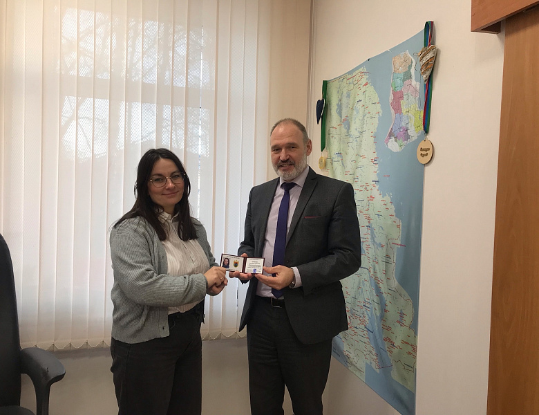 Уполномоченный по правам ребёнка в Республике Карелия вручил удостоверение общественного помощника Екатерине Юрченко.