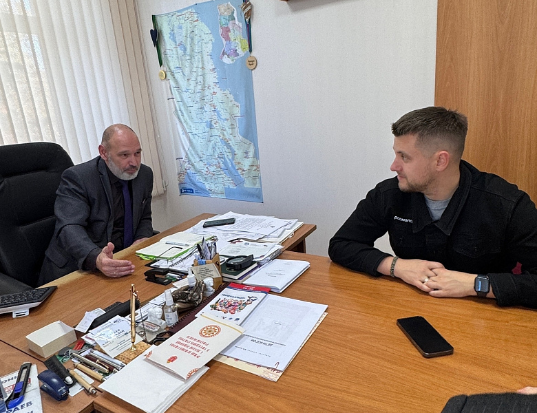 В рамках развития проекта Форум молодёжной дипломатии «Умей дружить!» Уполномоченный по правам ребёнка в Республике Карелия Геннадий Сараев встретился с руководителем регионального отделения Движение Первых | Республика Карелия и автором проекта.