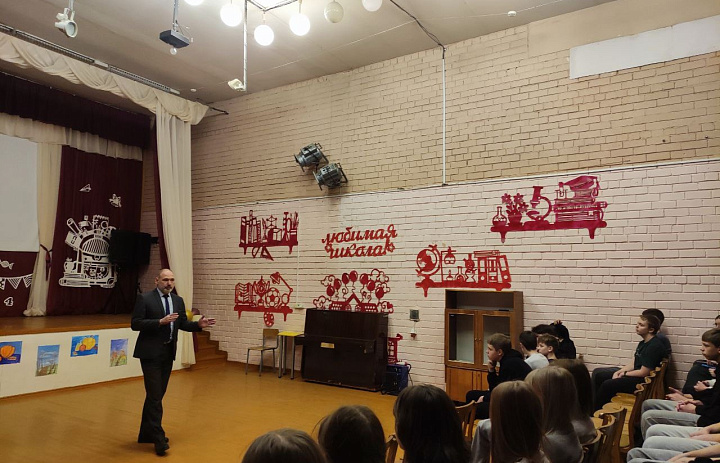 17 ноября Уполномоченный по правам ребёнка в Республике Карелия провёл встречу со старшеклассниками школы №2 посёлка Мелиоративный Прионежского района.