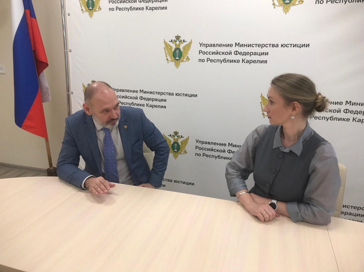 В преддверии Всемирного дня ребёнка Уполномоченный по правам ребёнка в Республике Карелия провёл рабочую встречу с руководителем Управления Минюста России по Республике Карелия Натальей Ивановной Веденеевой.