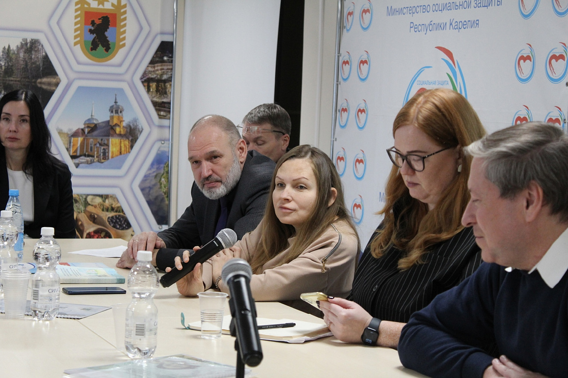 21 октября Уполномоченный по правам ребёнка в Республике Карелия принял участие в работе круглого стола с участием команды экспертов из Урало-Сибирского региона. 