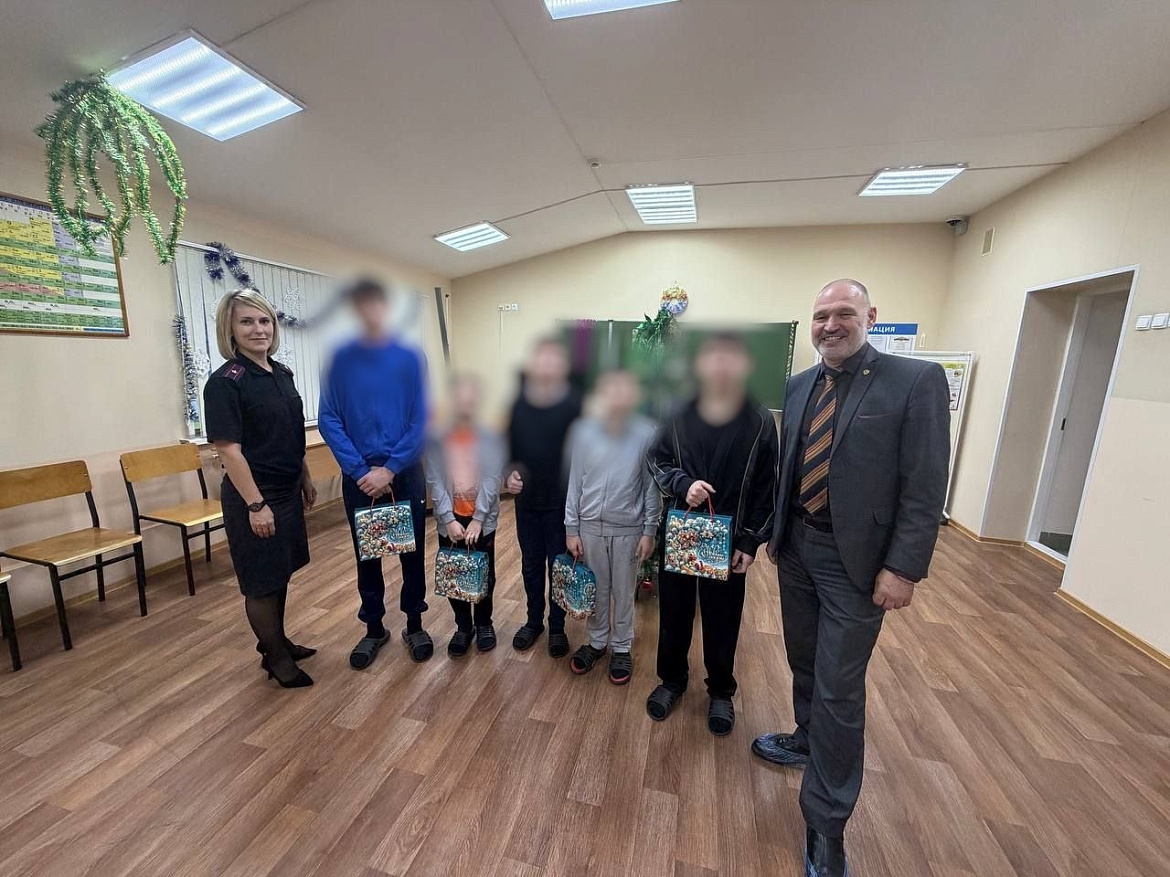 В рамках новогодних мероприятий Уполномоченный по правам ребёнка в Республике Карелия посетил Центр временного содержания несовершеннолетних правонарушителей.