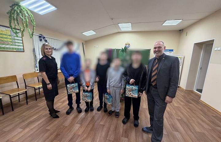 В рамках новогодних мероприятий Уполномоченный по правам ребёнка в Республике Карелия посетил Центр временного содержания несовершеннолетних правонарушителей.