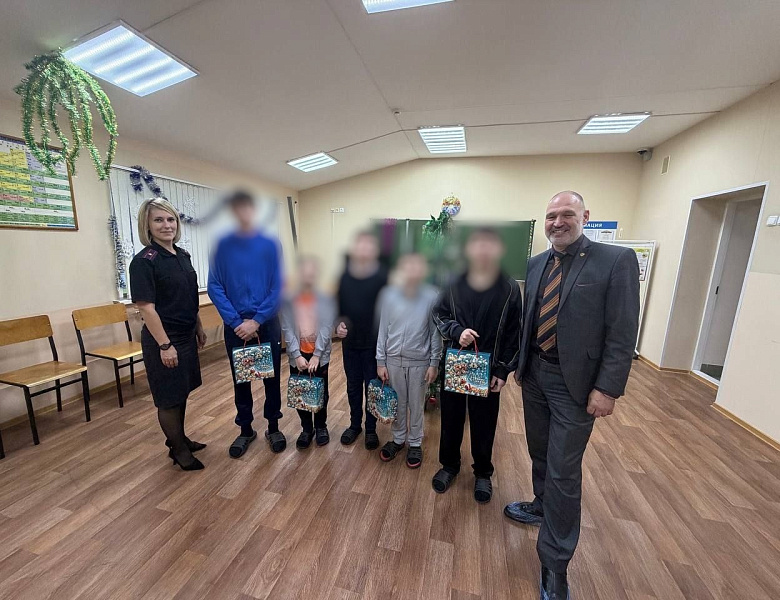 В рамках новогодних мероприятий Уполномоченный по правам ребёнка в Республике Карелия посетил Центр временного содержания несовершеннолетних правонарушителей.