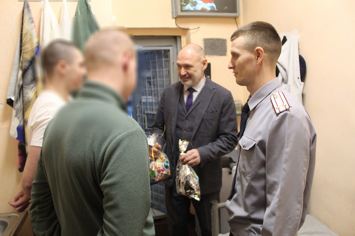 Уполномоченный по правам ребёнка в Республике Карелия посетил СИЗО № 1 в Петрозаводске, чтобы поздравить несовершеннолетних с наступающими праздниками.