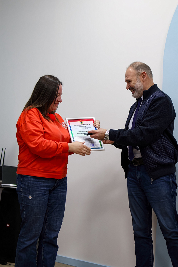 Уполномоченный по правам ребёнка в Республике Карелия Геннадий Сараев вручил благодарственные письма волонтёрам‑больничным клоунам.