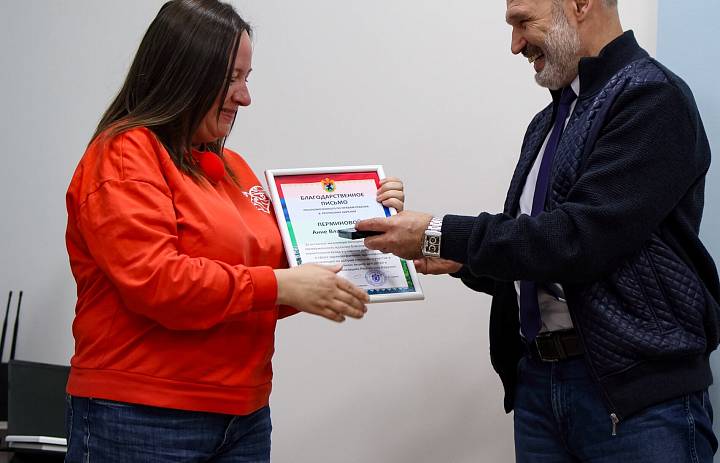 Уполномоченный по правам ребёнка в Республике Карелия Геннадий Сараев вручил благодарственные письма волонтёрам‑больничным клоунам.