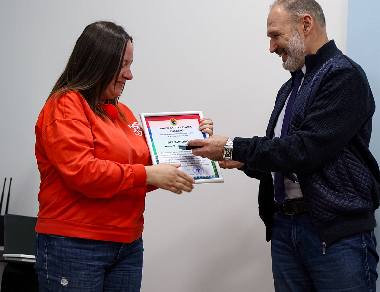 Уполномоченный по правам ребёнка в Республике Карелия Геннадий Сараев вручил благодарственные письма волонтёрам‑больничным клоунам.